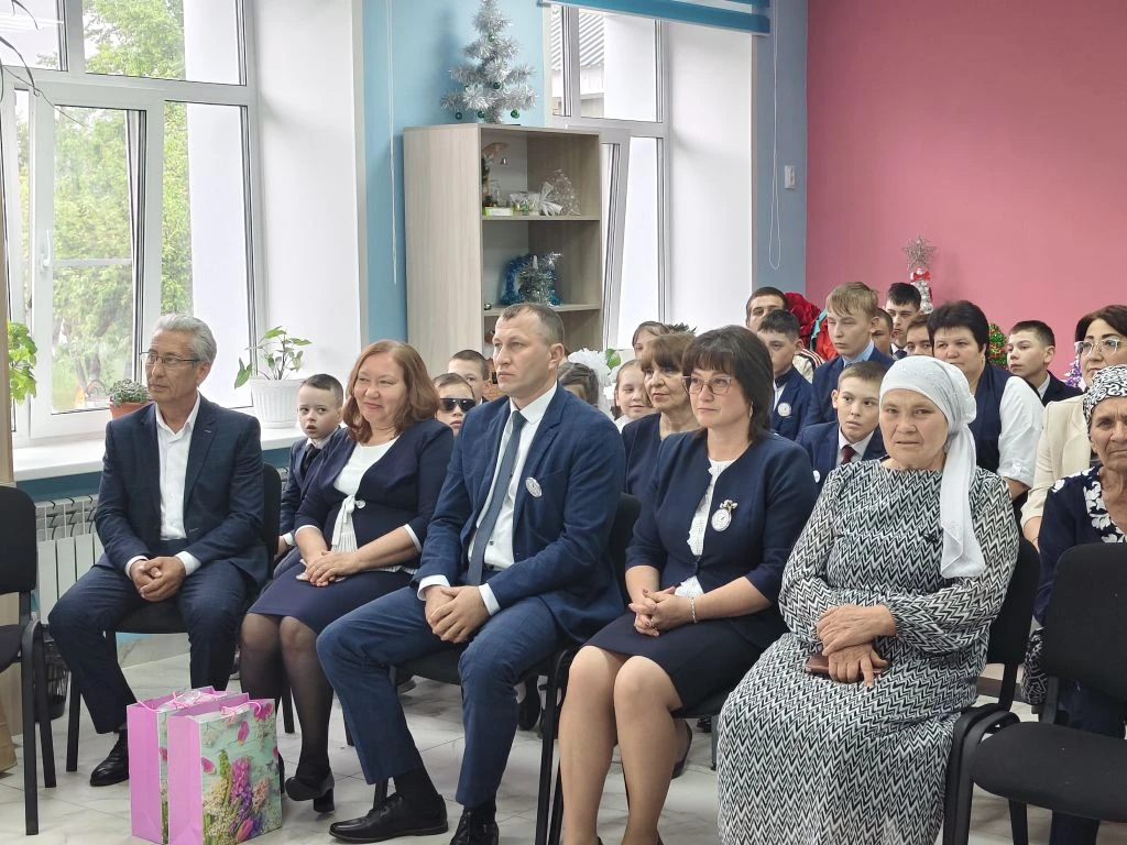 Кадерле чыгарылыш сыйныф укучылары, барлык мәктәп балалары! Хөрмәтле укытучылар һәм әти...