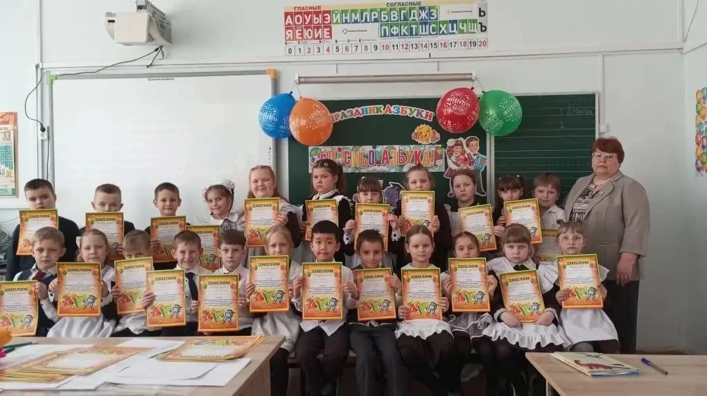 🥳 Свершилось! 1А и 1Б попрощались с Азбукой. И сделали это стильно — на интеллектуальном квизе!  Что