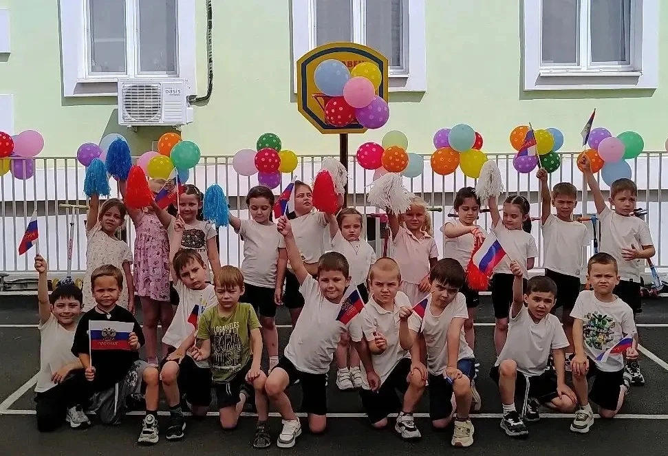 Сегодня в нашем саду прошёл спортивный праздник, посвящённый Дню России.