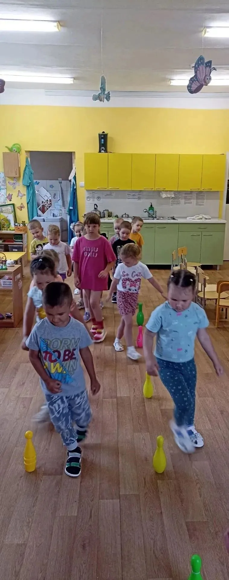Малыши на старте! 🦵👟

Вторая младшая группа сегодня превратилась в маленьких олимпийцев. В честь "