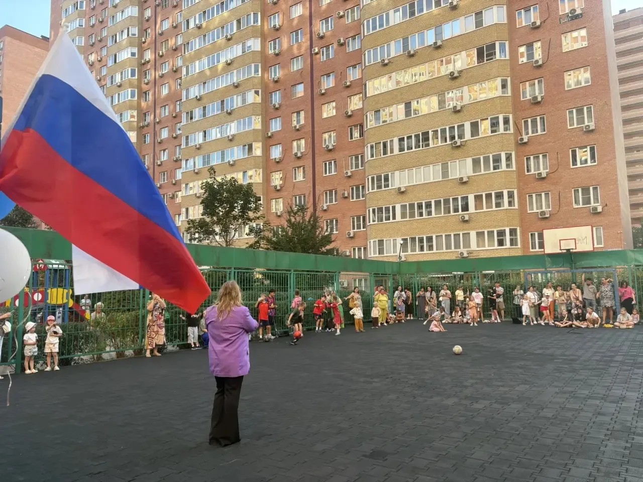 Сегодня в День государственного флага Российской Федерации прошел праздничный концерт, ...