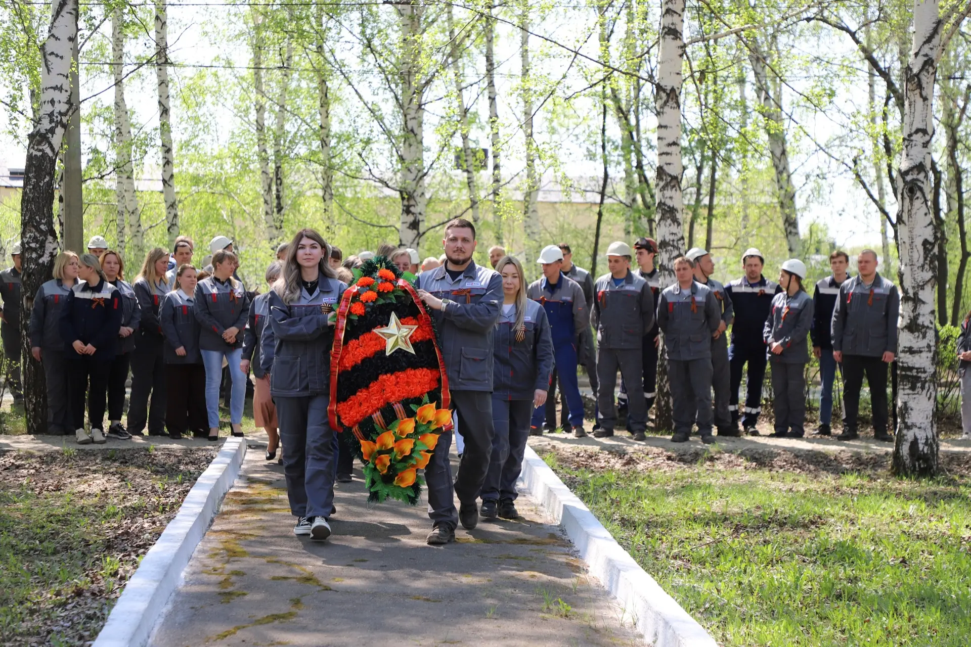 На ВКМ-Стали состоялось торжественное возложение цветов к памятнику героям Великой Отеч...