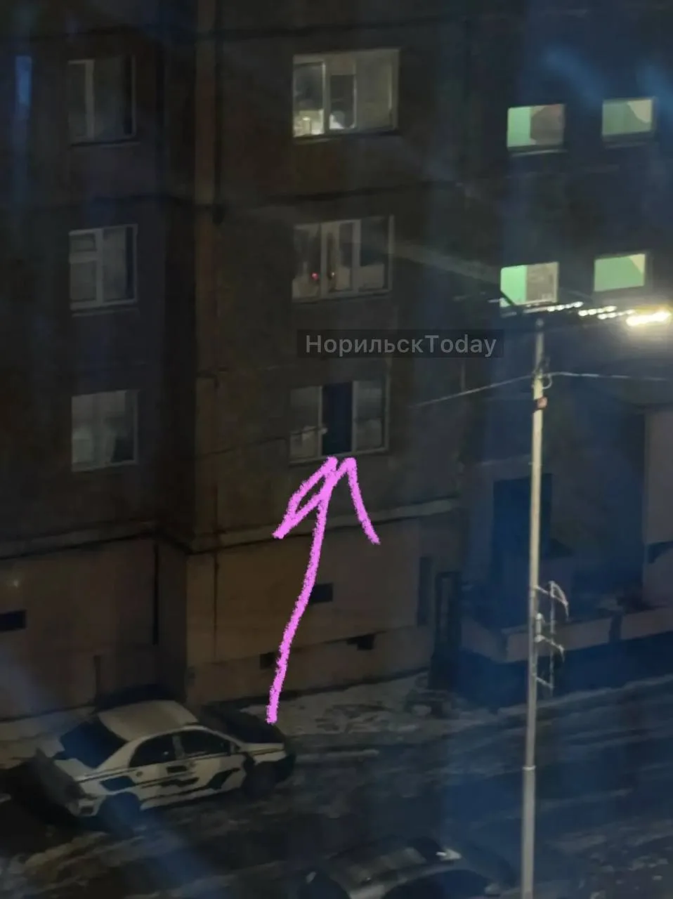 «Новая, 19. Может кто знает персонажа? Не первый раз колонка в окно! Раньше было днем, ...