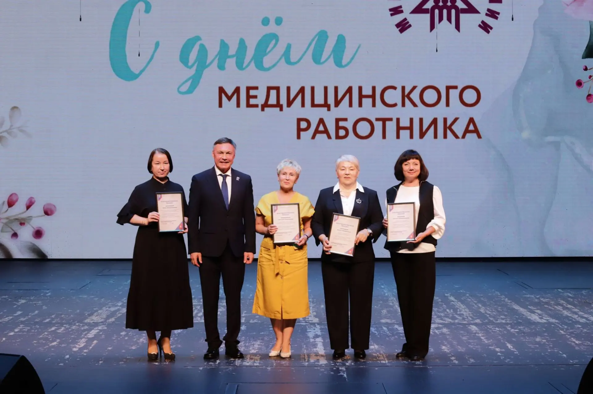 Сегодня в республике состоялось торжественное мероприятие, посвященное Дню медицинского работника. В