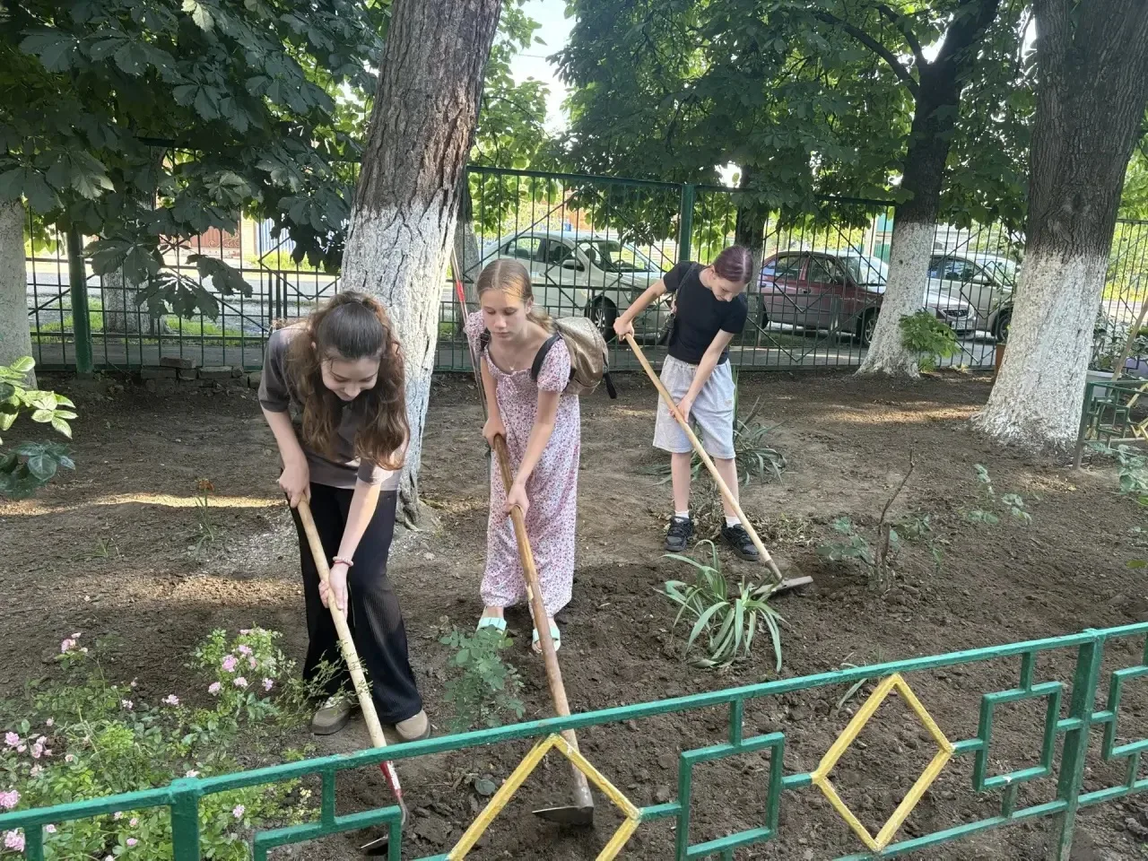 🌿 На пришкольной территории МБОУ СОШ 6 им. Ю. А. Гагарина Кавказского района в рамках вечерней летн