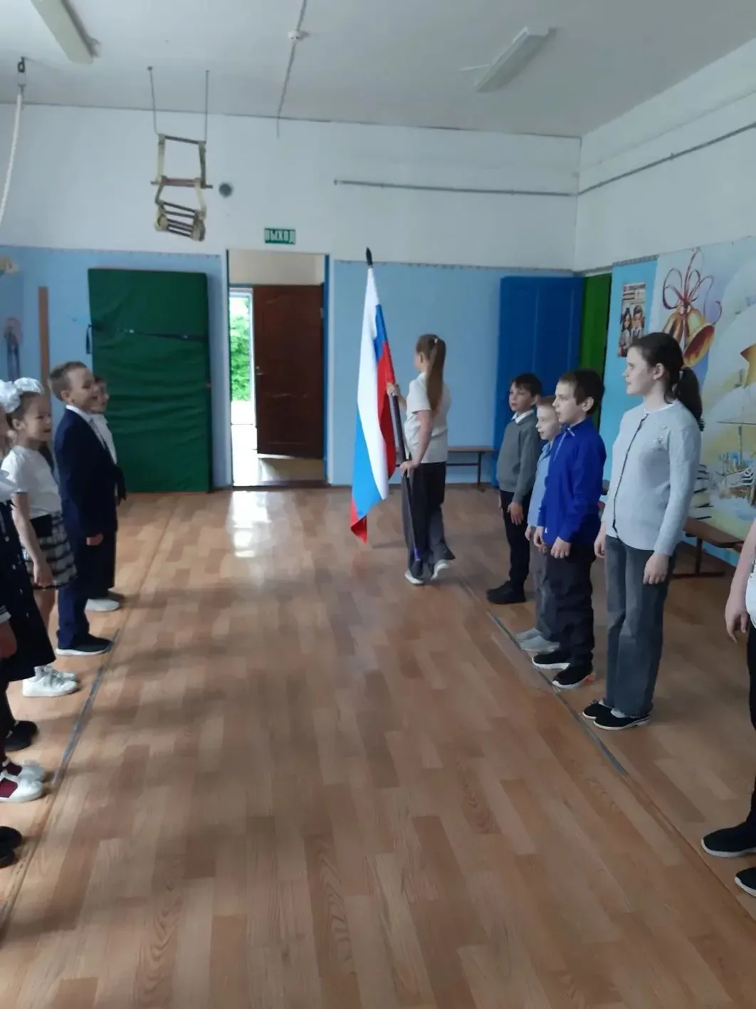 Каждый понедельник в МКОУ «ЗАРЕЧЕНСКАЯ НШ» на первом уроке проходит торжественная линей...