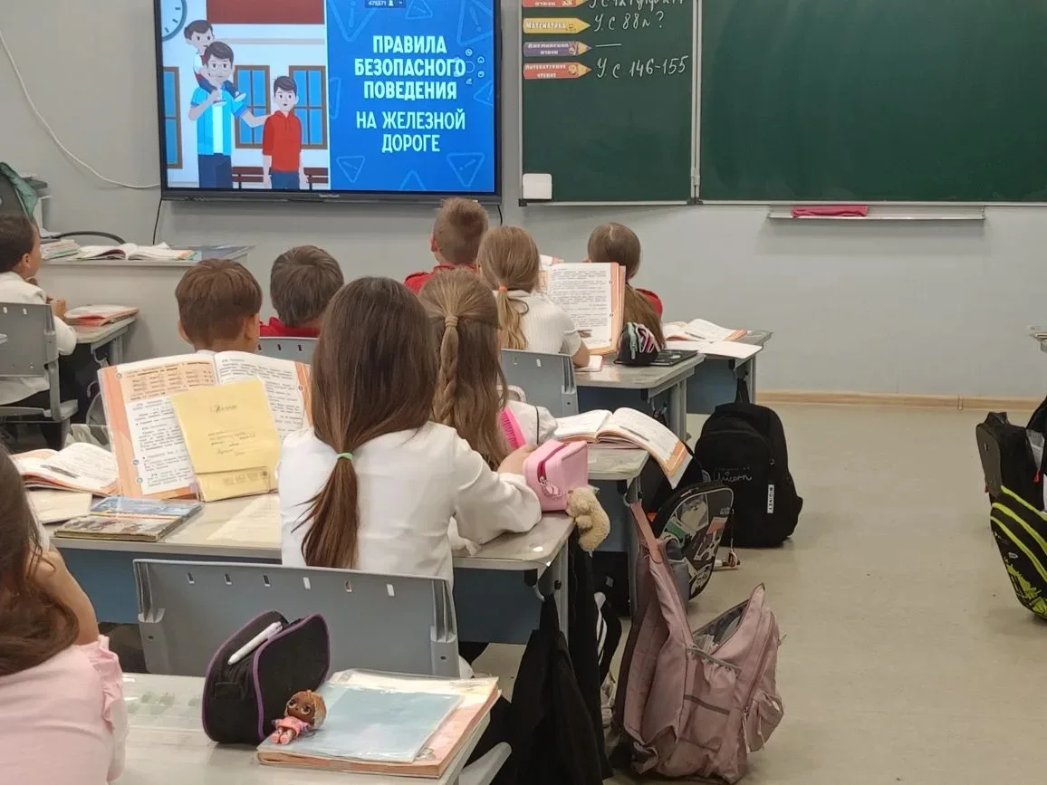 В рамках месячника «Уступи дорогу поездам!» в МБОУ Октябрьской СОШ с 4 мая по 26 мая 20...