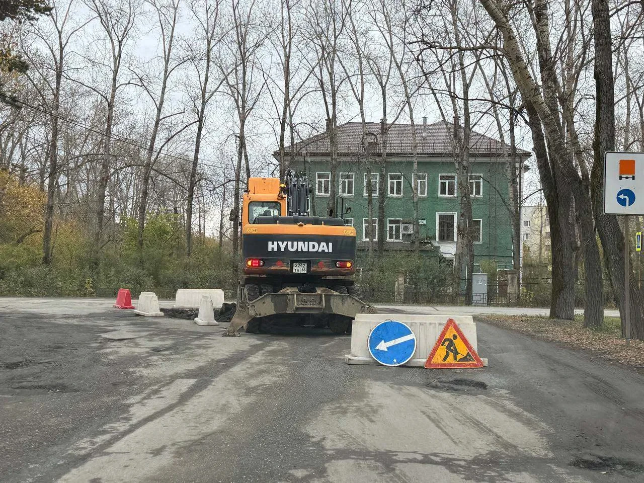 ❗️Дорогу на Энгельса у пожарной части начали ремонтировать. Будьте внимательны!
