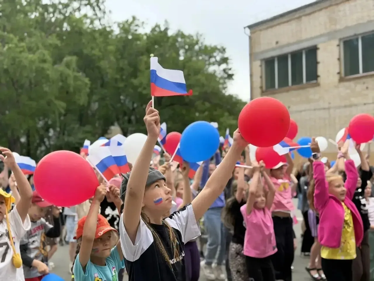 🎉 ЗАЖИГАТЕЛЬНЫЙ ФЛЕШМОБ В ПРЕДДВЕРИИ ДНЯ РОССИИ состоялся в нашем пришкольном лагере!!!   

🇷🇺💃�