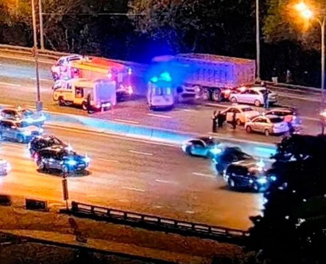 ❗️Жуткая массовая авария произошла на МКАД в Москве: несколько человек пострадали, деву...