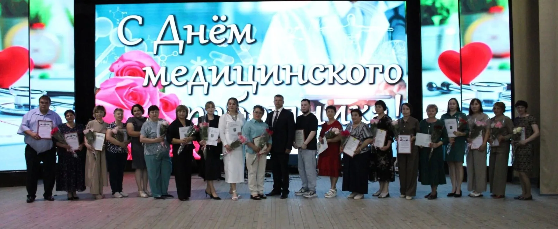 СЕМЬЯ, ГДЕ КАЖДЫЙ ВАЖЕН
Сегодня в районном Дворце культуры села Раевский царила особенная атмосфера 