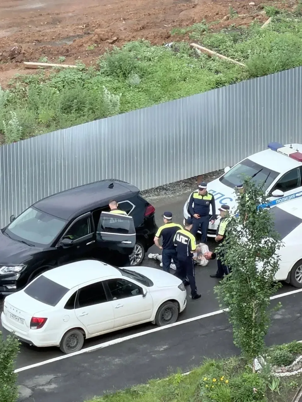 На Уральской во дворах сотрудники ДПС гнались за кем-то. 

В итоге поймали. Ладно, ребёнка не сбил �