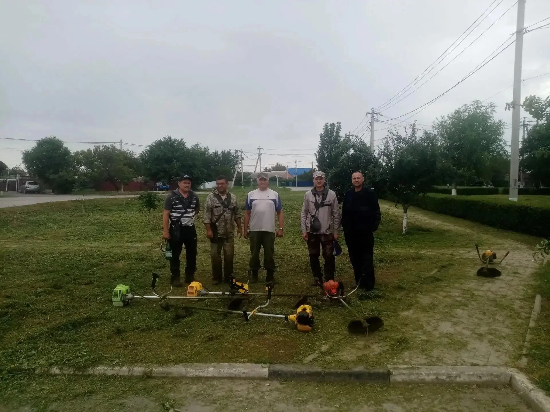 В связи с обильным выпадением осадков  происходит активный рост сорной растительности .
В целях эко