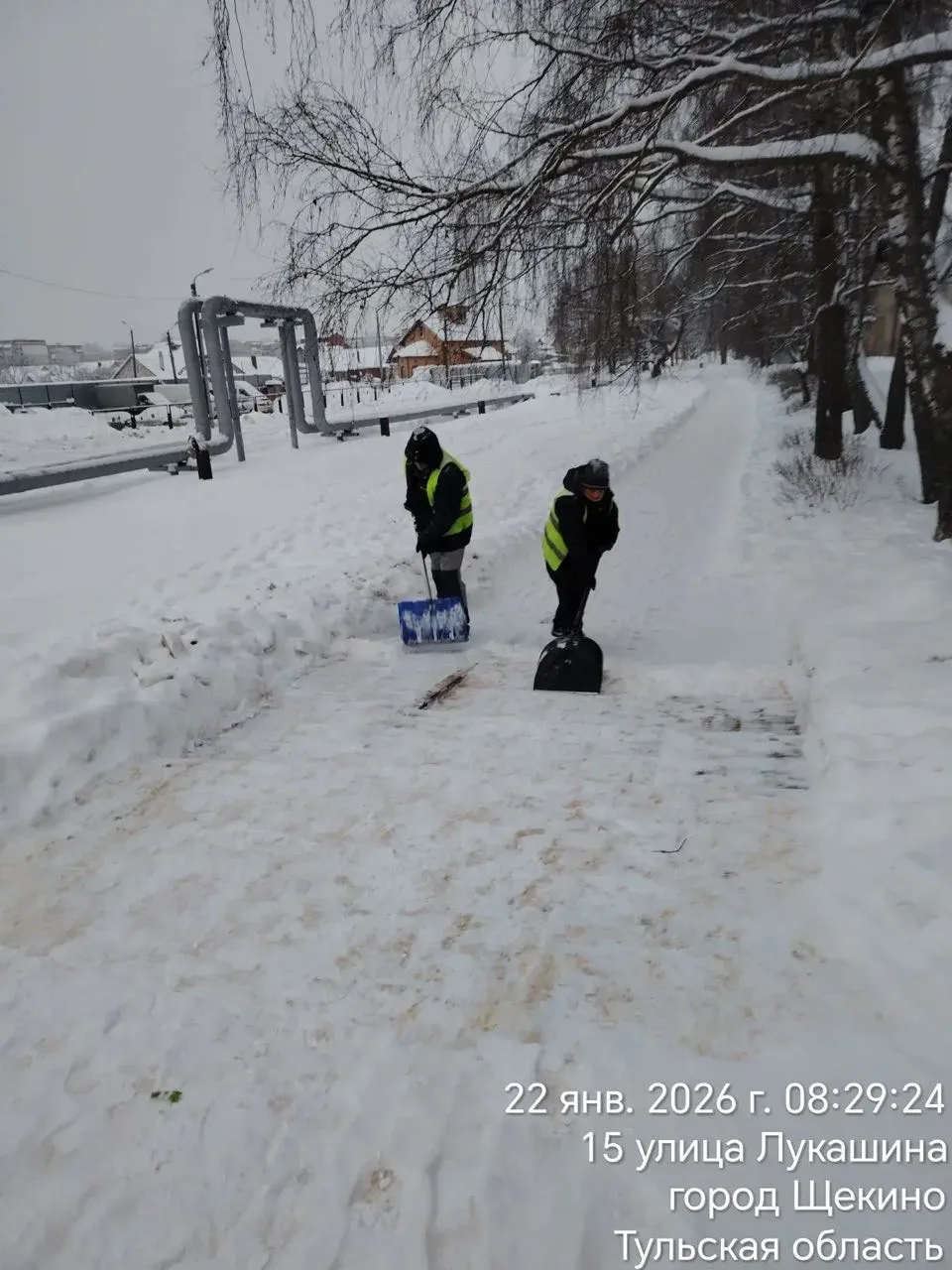 Ручная расчистка от снега остановочных павильонов, подходов к пешеходным переводам, лес...