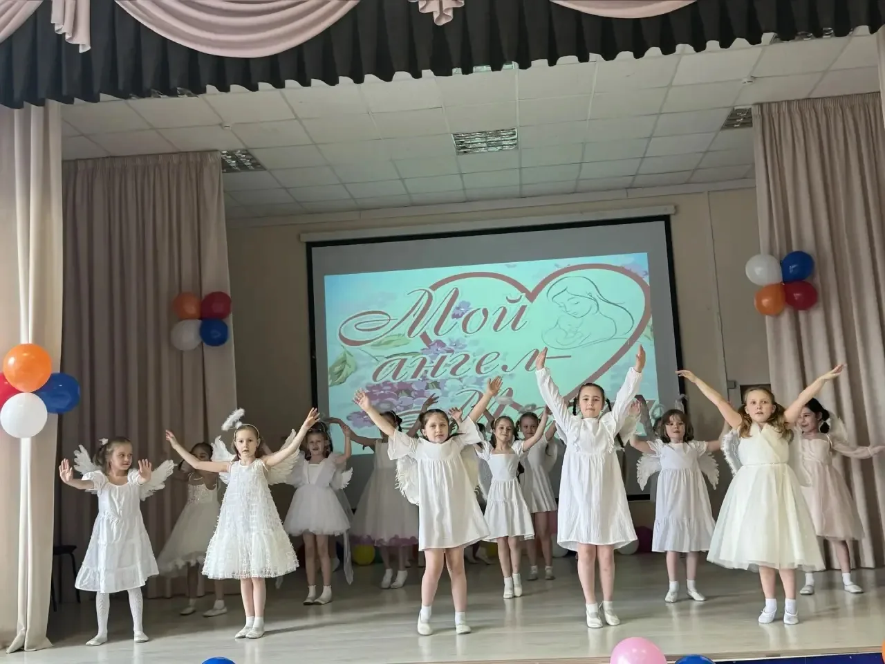 Праздник творчества и талантов  В актовом зале школы прошел яркий отчетный концерт, где коллективы д
