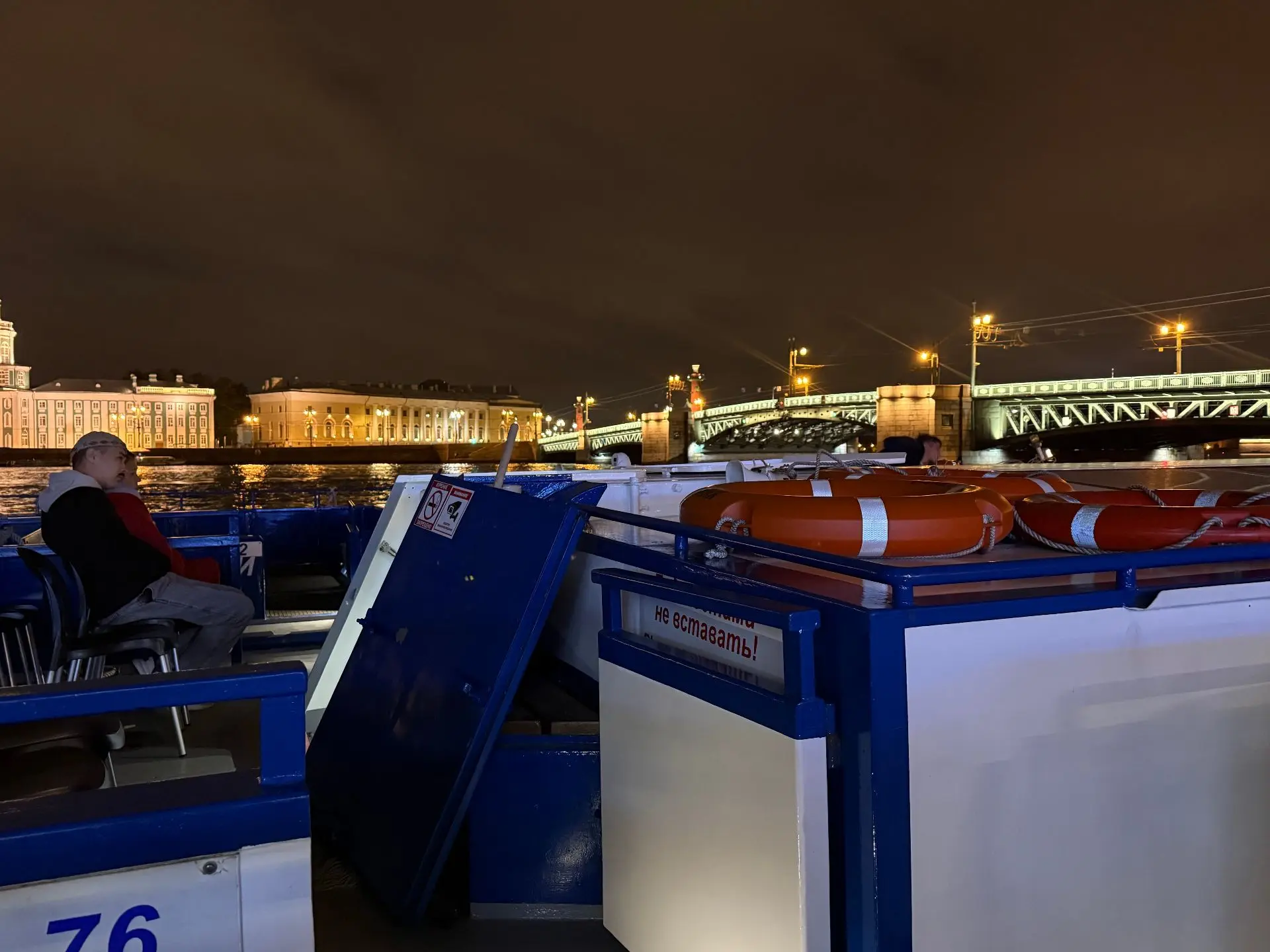 Петербург, ради которого не хочется ложиться спать 

Днём мы спешим по своим делам и почти не замеча