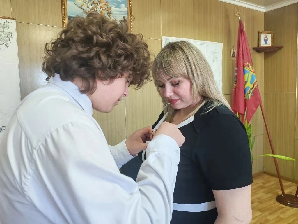 Акция "Георгиевская Ленточка" 🎖 Активисты «Движения Первых» вручили георгиевские ленточки жителям с