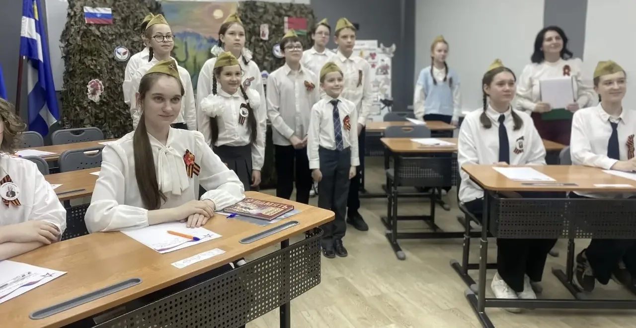🇷🇺🤝🇧🇾 Сквозь поколения: как наши школьники встретились с друзьями из Минска накануне 9 Мая.   💫 «Мос