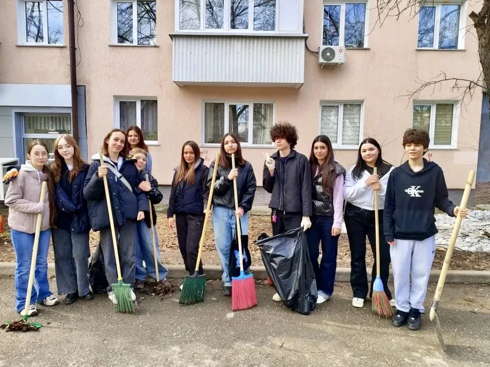 🍂 Марафон чистоты! 🧹 Сегодня мы провели по-настоящему массовый субботник. Ученики и учителя объедини