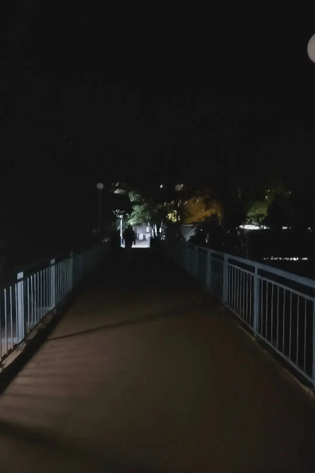🌉 Мост между Гайдара и Армавирской остался без света