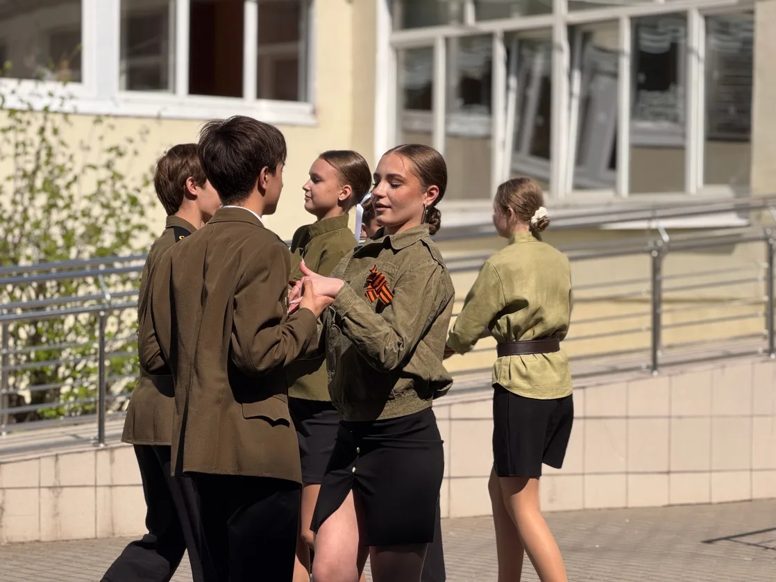 🎤 «Za Победу!»: песни и стихи под открытым небом  Сегодня у центрального входа в школу звучали песни