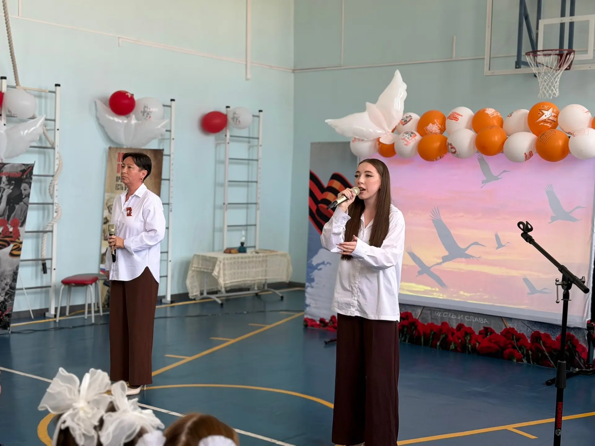 В Корсаковском округе готовятся к Дню Победы 🎗️  На центральной площади города уже смонтирована сцен