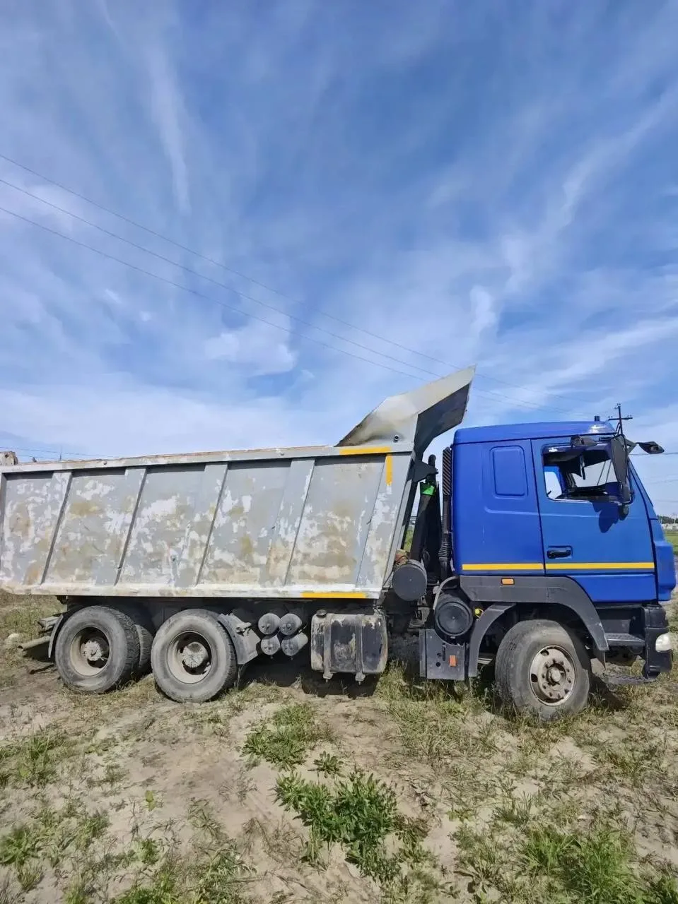 В Тюменском районе грузовик сбил опору ЛЭП, оставив без света 6,5 тыс. человек и два со...