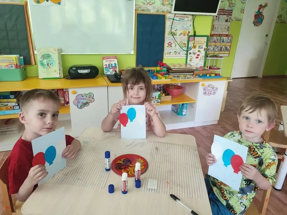 🇷🇺 Триколор от наших маленьких мастеров! 

🇷🇺Ребята второй младшей группы «Колобок» подготовили 