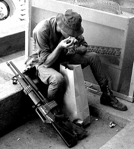 Американский военнослужащий принимает наркотики. Вьетнам, 1969 год.