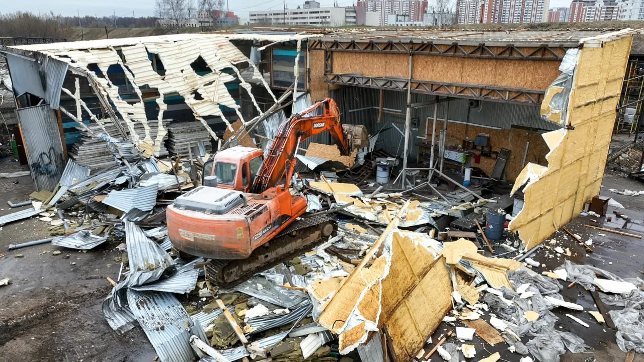 Более 70 несанкционированных объектов нестационарной торговли демонтировали с начала 2026 года  🚜 В 