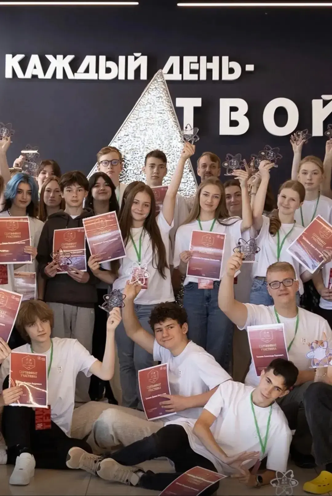 Каникулы с пользой: наши — в деле! 🔥

Ученицы 11Б Парахневич Диана, Митрофанова Аня и 9 «В» Волкова