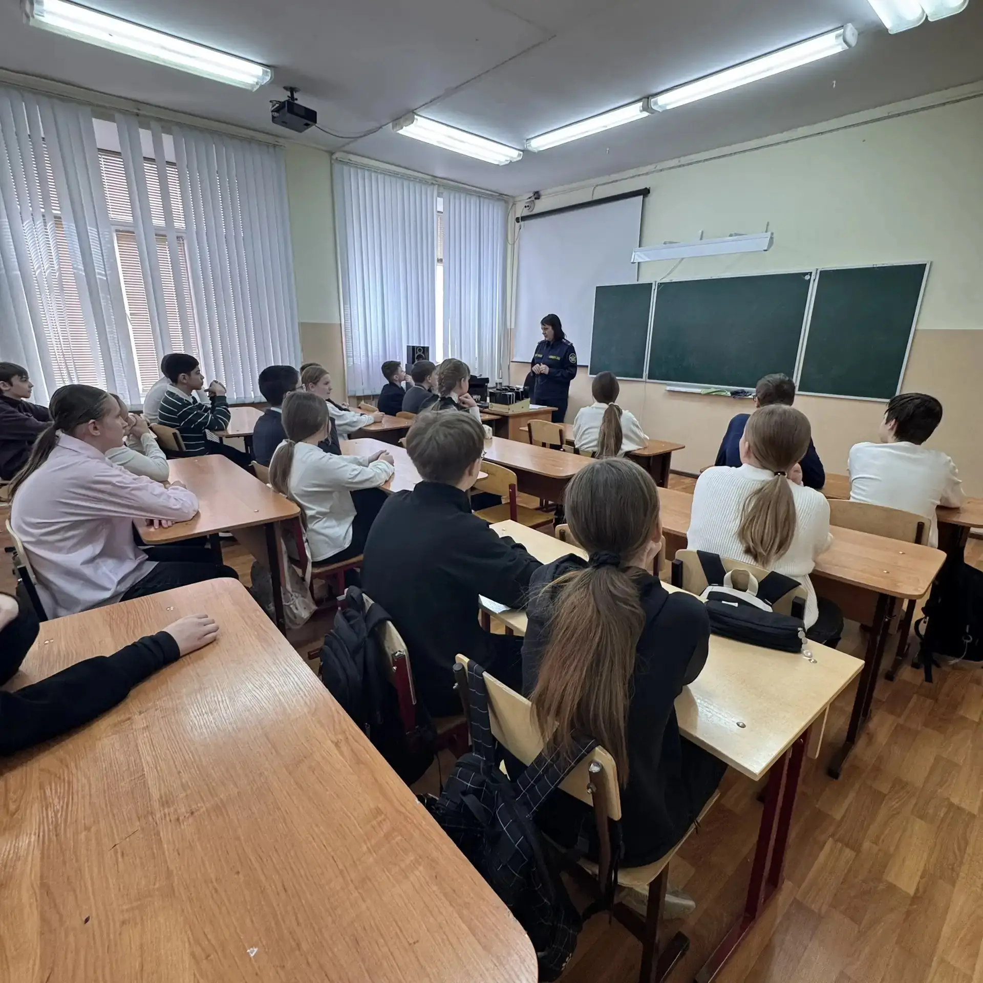 Родители 6д класса организовали встречу с Начальником ФКУ УИИ УФСИН России по Костромской области Ме