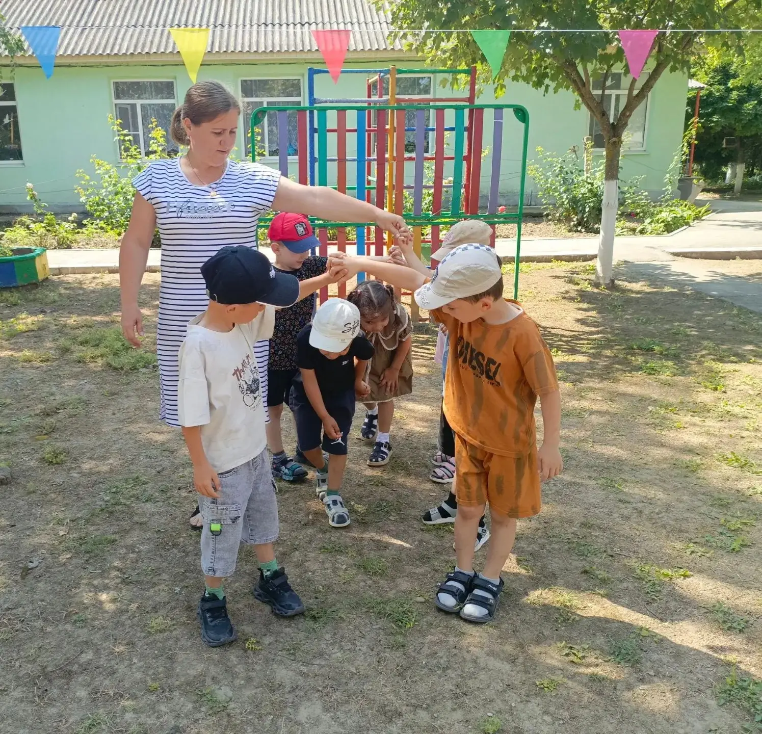 День Фольклорных игр в старшей разновозрастной группе " Пчёлки ".
   Дети с большим интересом участв