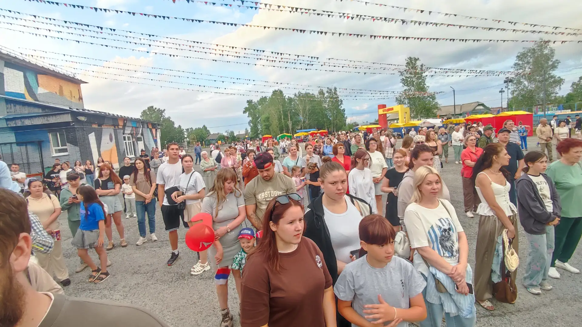 ✨ Каргасок поет и танцует! «Парад хитов» под открытым небом уже в самом разгаре!