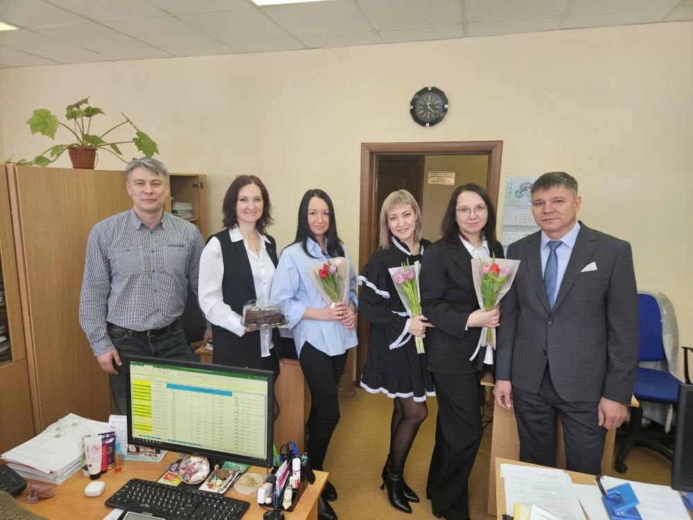 С наступающим 8 Марта, дорогие коллеги! 🌷       Главный врач Фарид Шарифович Галяутдинов по традиции