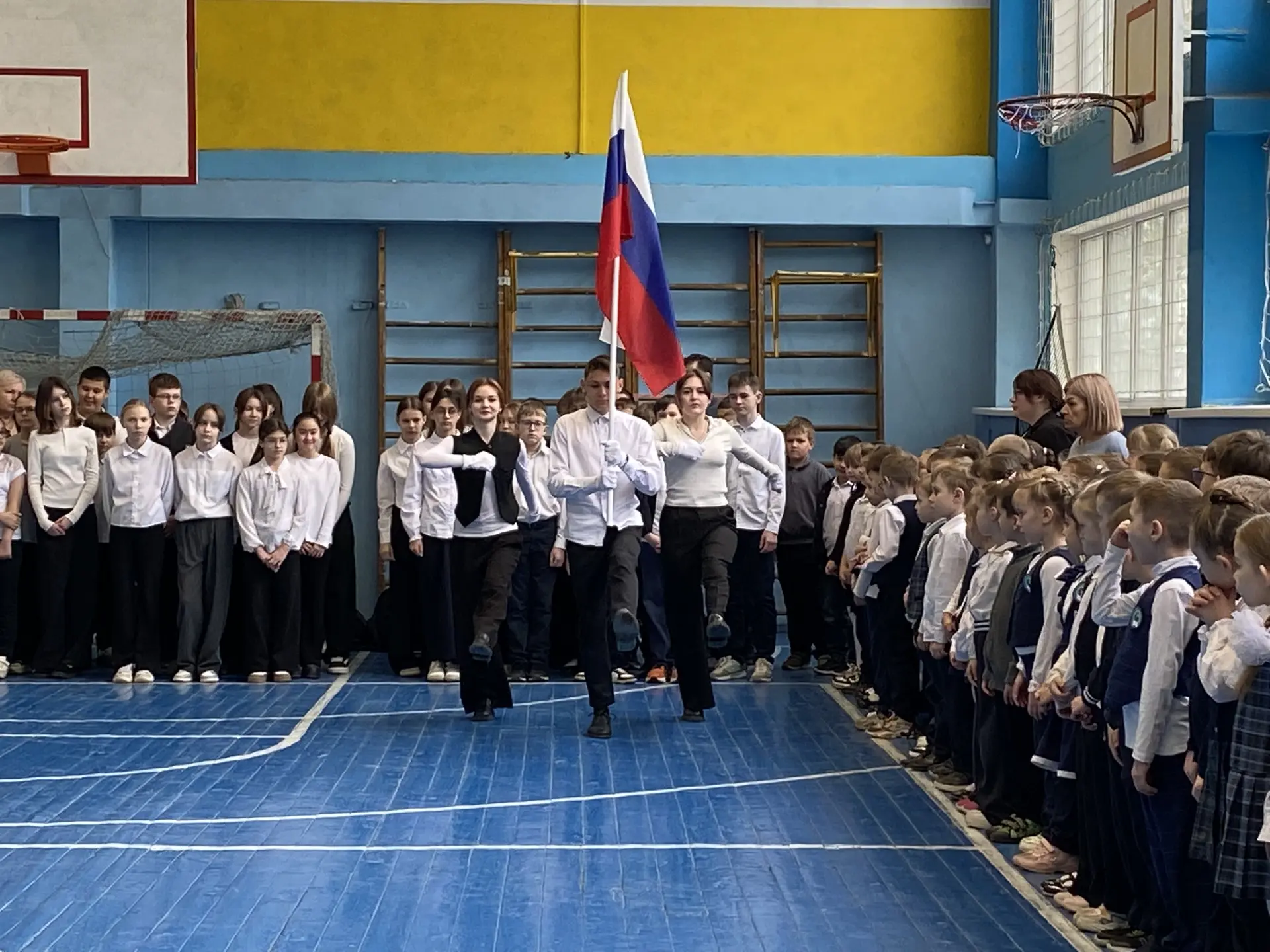 🇷🇺Традиционно утро понедельника в нашей школе началось с поднятия государственного флага Российской 