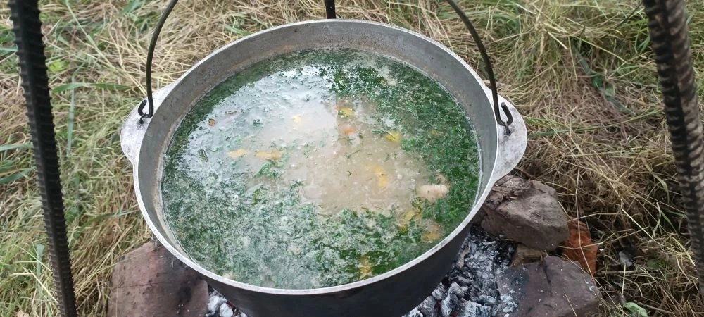В нашем лагере есть свои традиции, которые повторяются из года в год. Одна из них-кулеш  на костре. 