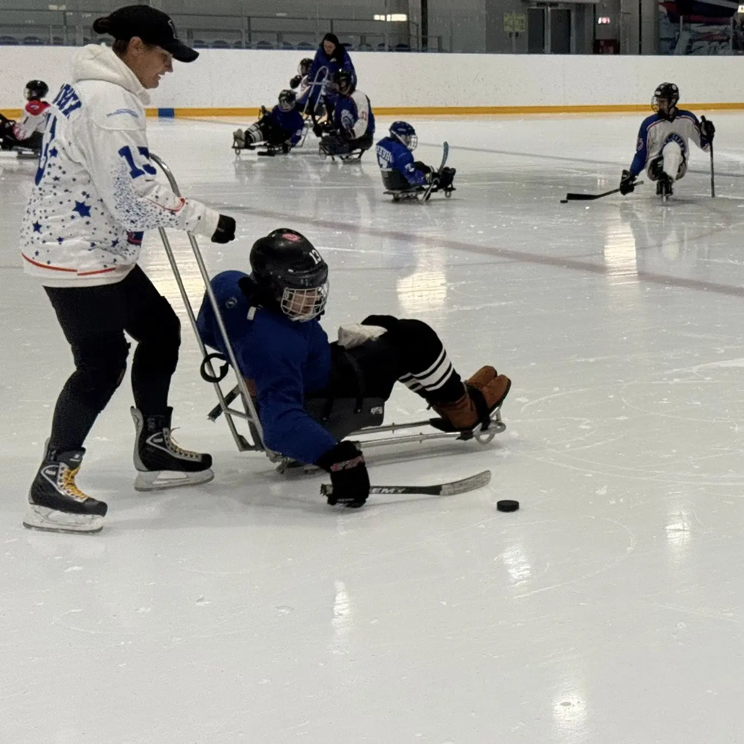 🏒 Следж-хоккей на «Метеоре»: когда опыт передаётся от поколения к поколению