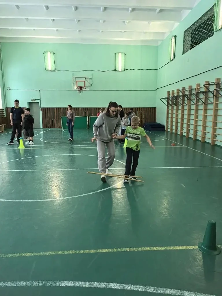 Позитивные каникулы🎄❄️☃️ Сегодня спортивный зал школы превратился в настоящую зимнюю эстафету.  Учен