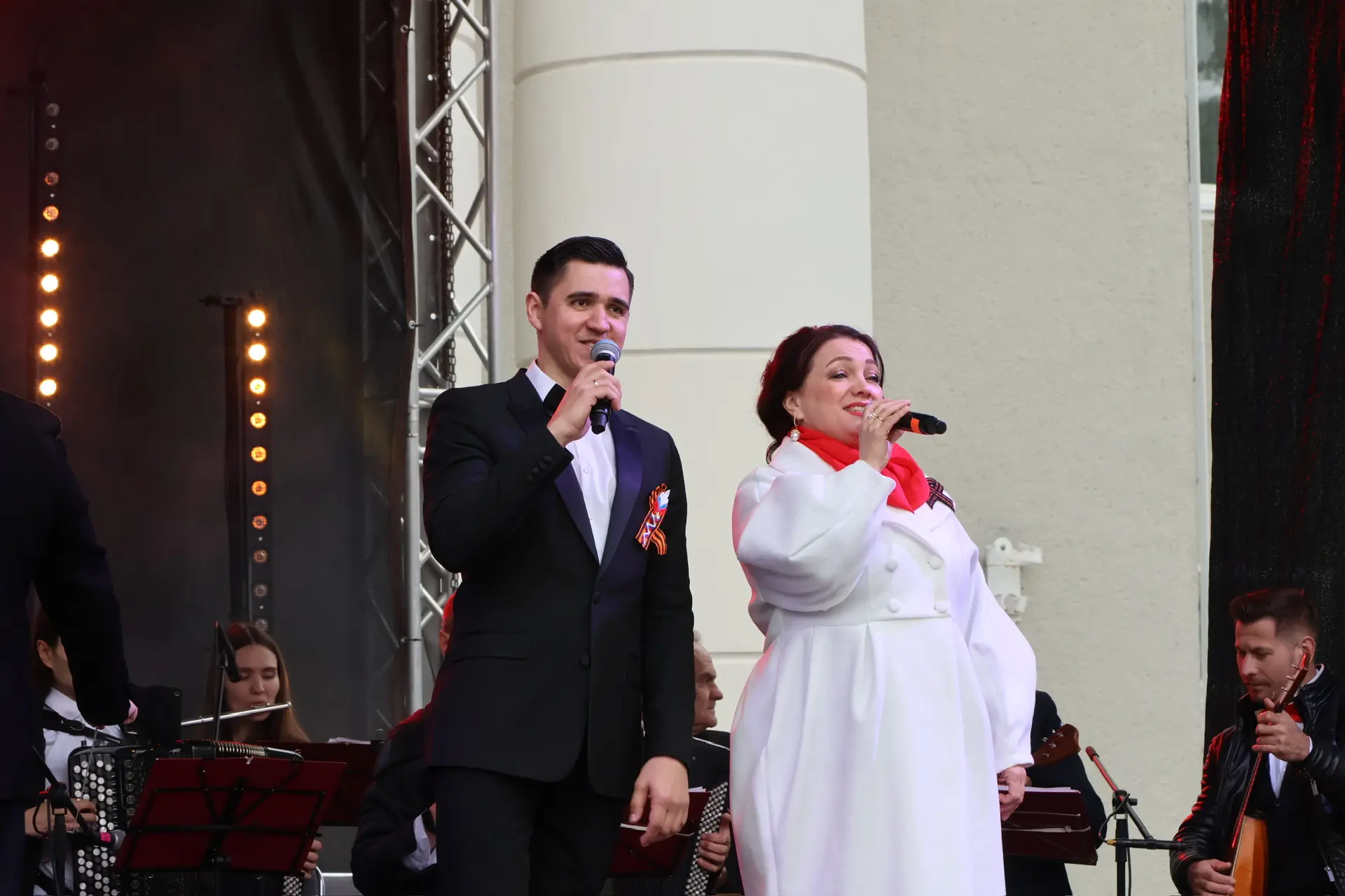 🎶 В Ступино на сцене перед Дворцом культуры прошел праздничный концерт в честь 81-й годовщины Победы