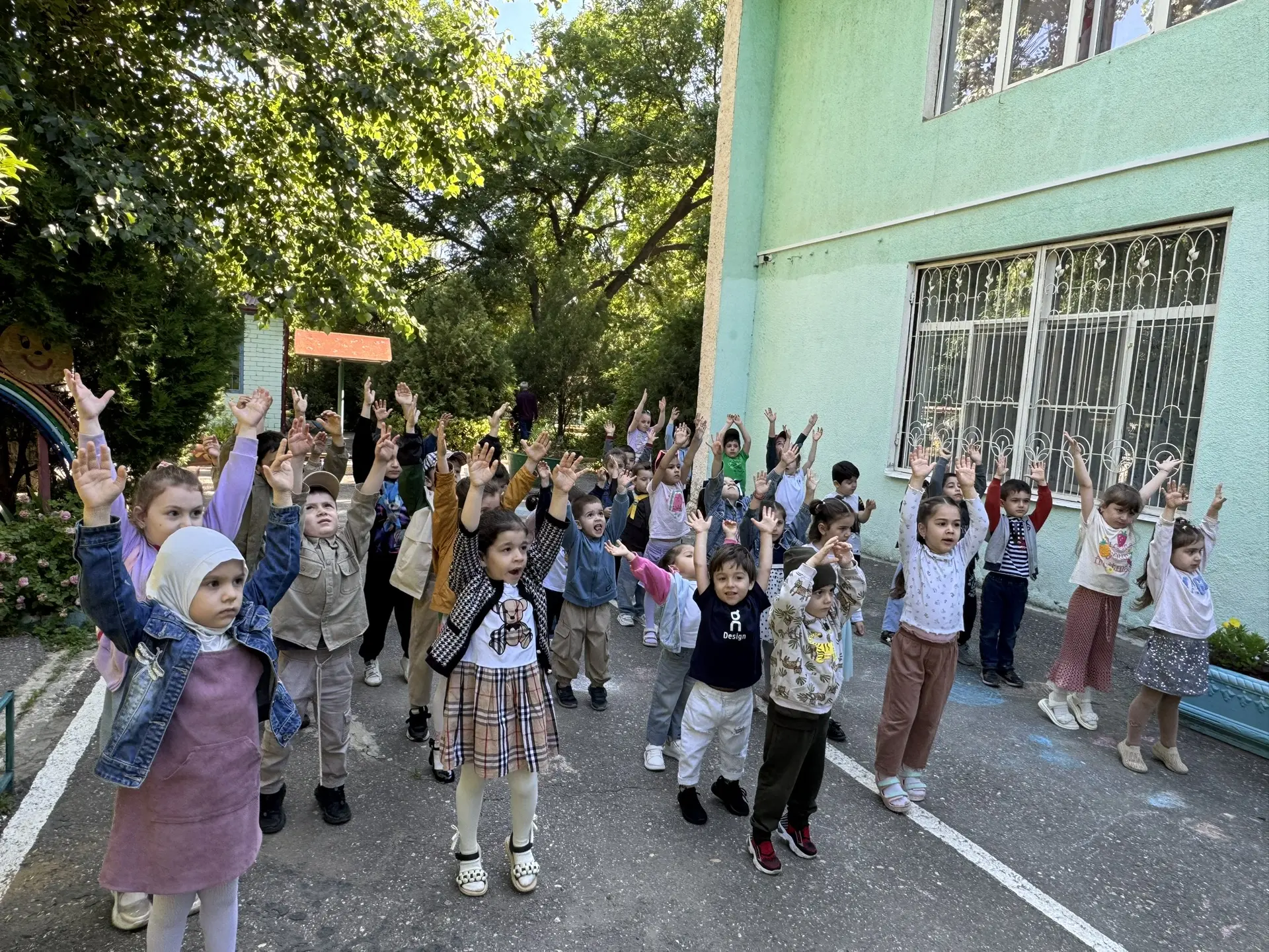 Утренняя гимнастика является одним из существенных компонентов режима дня ребёнка. 

А зарядка для д