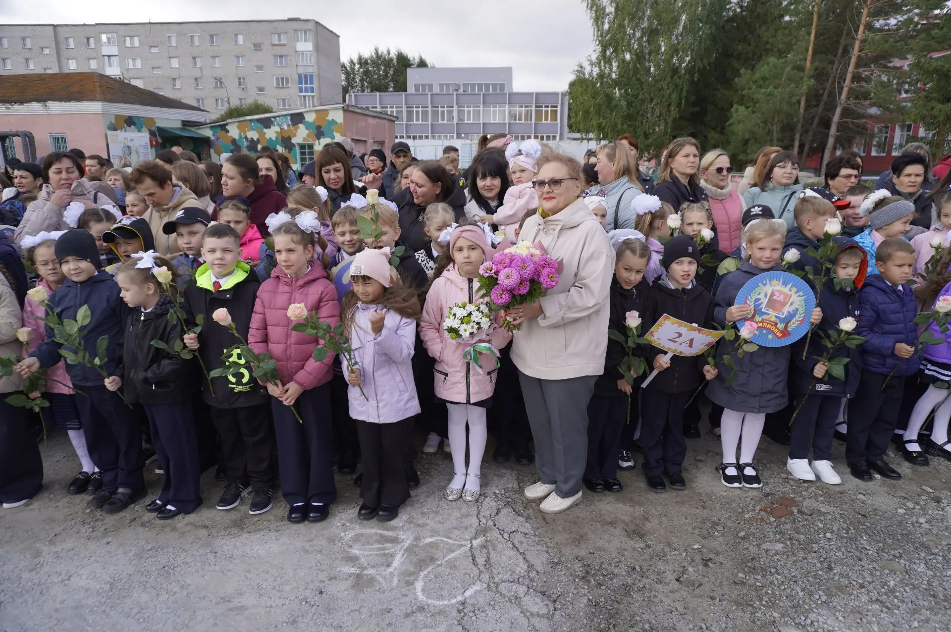 "Под флагом единства — в мир знаний": как гимназия встретила День знаний 2026 года