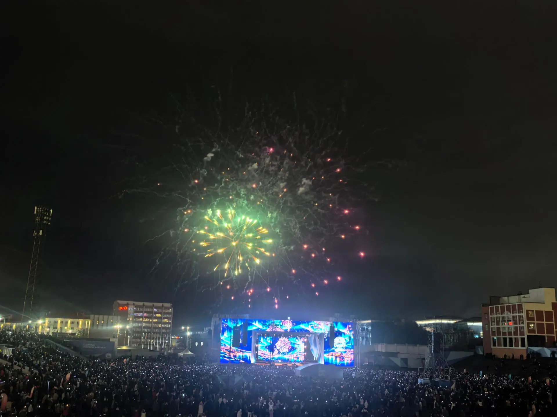 Праздничный салют зажёг небо Мурманска