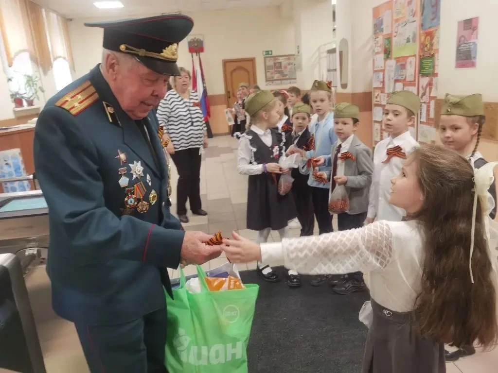 ПАМЯТЬ В СЕРДЦЕ КАЖДОГО!  🏫Наша школа завершила предпраздничный день акцией «ГЕОРГИЕВСКАЯ ЛЕНТОЧКА»,