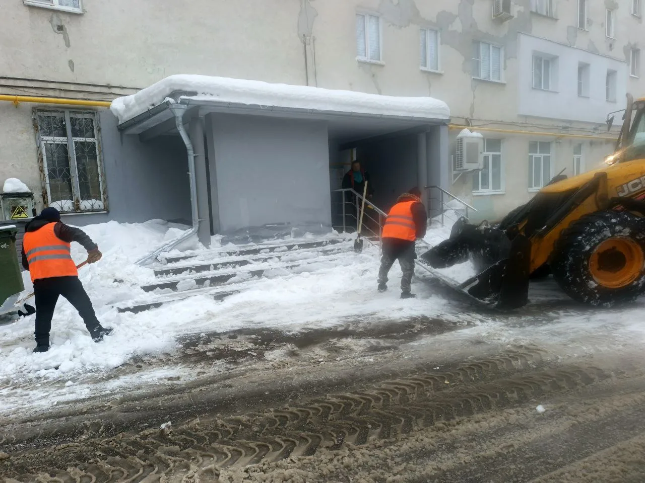 Дворники и спецтехника продолжают работать в усиленном режиме после очередного снегопада. Основные с