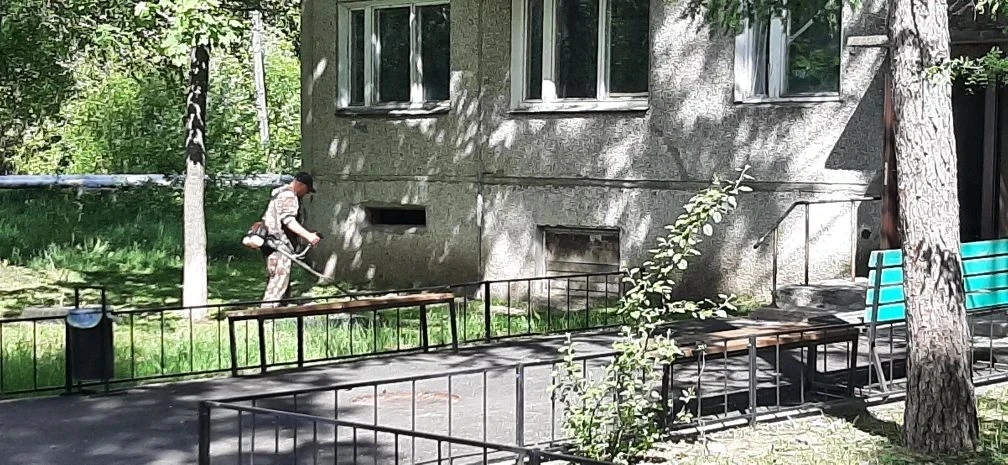 Обкос травы на придомовых территориях по ул. Просвещения, д.8, д. 10