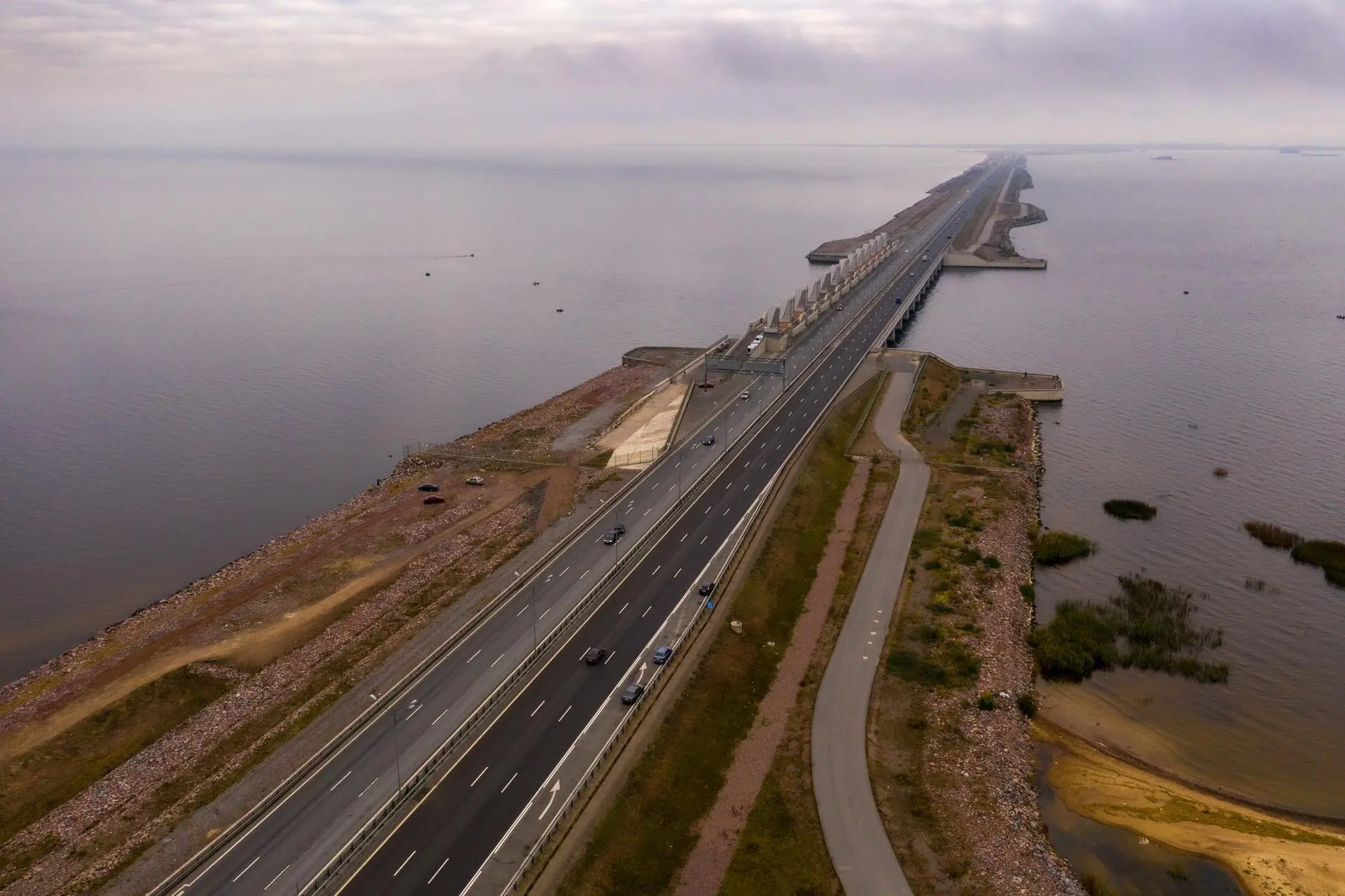 Петербургских автомобилистов предупредили о грядущих дорожных ограничениях на дамбе. Он...