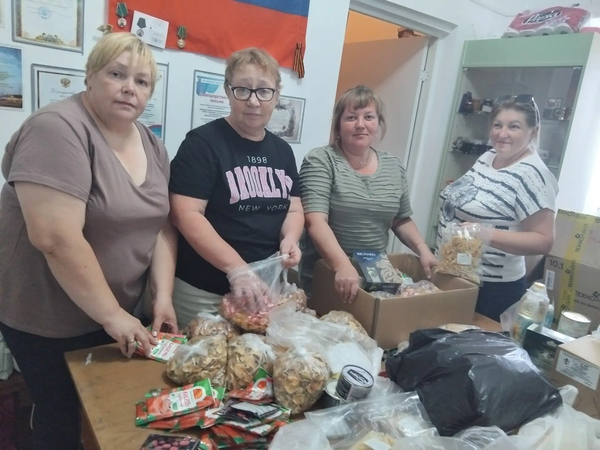 Началась упаковка гуманитарной помощи. Все продукты, что получили от жителей, разделили...