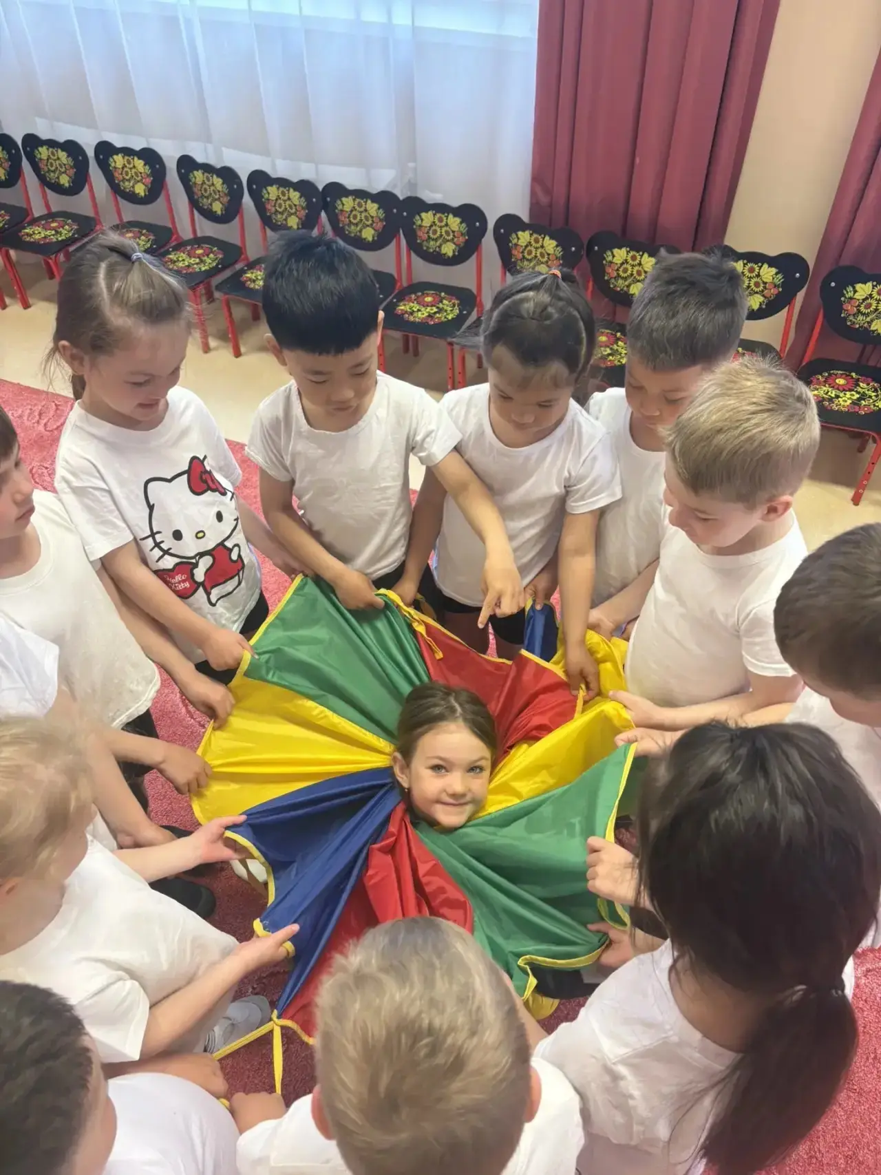 🪂🌈 «Волшебный парашют»: почему дети обожают эту игру на физкультуре 🌈🪂

«Волшебный парашют» — эт
