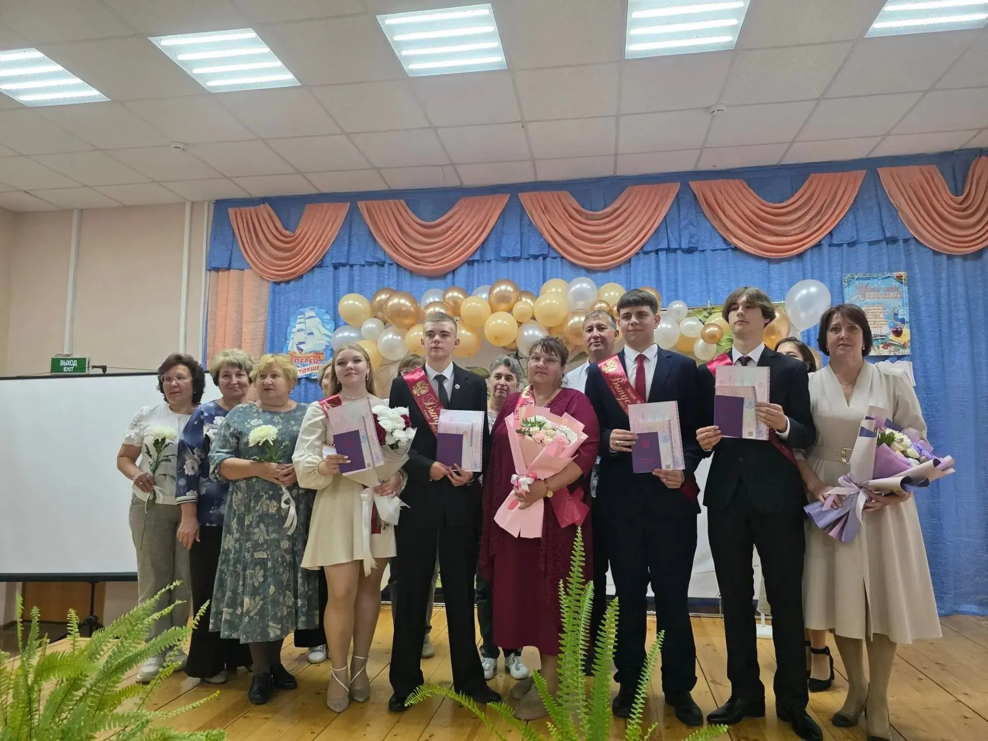 Торжественно, трогательно, по-взрослому… Сегодня в нашей школе особенный день — мы вруч...